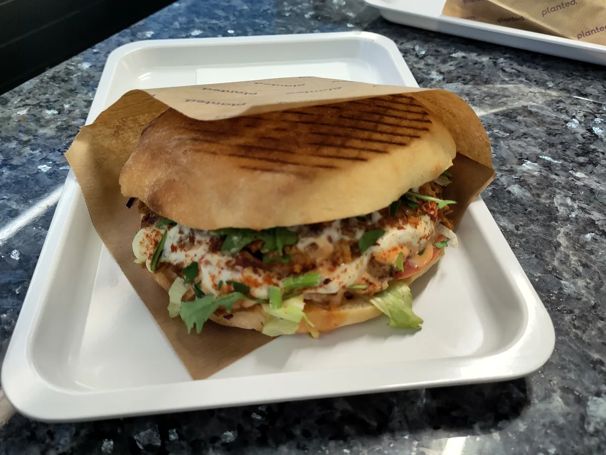 Auf seinen veganen Döner mit Fleischersatz der Firma Planted ist Hajani besonders stolz. Man sieht einen Döner auf einem Tablar.